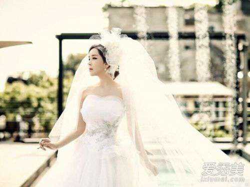 韩国变性女星晒结婚纪念照 美艳动人